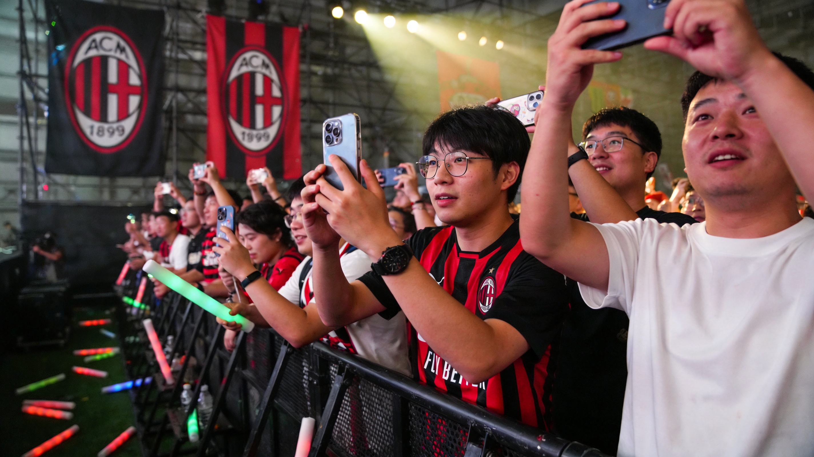 milan米兰直播画面包含比分弹窗和控球率图表